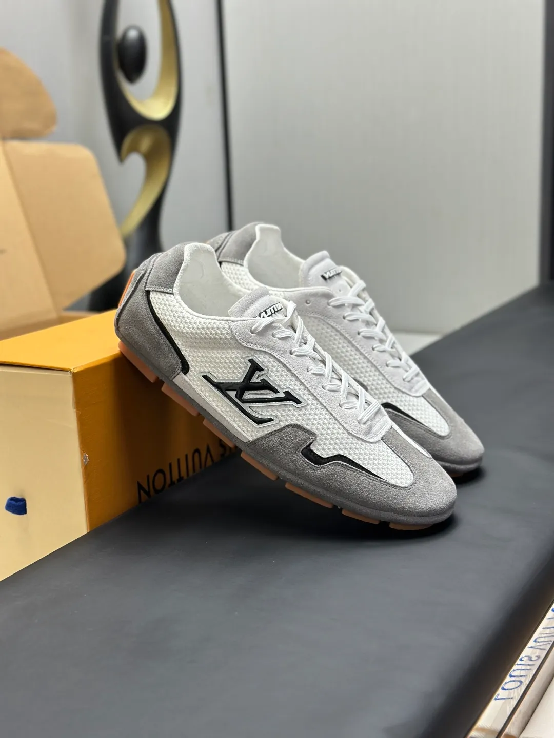 👟👟Ex-factory price 680👟👟 (Top version fully packaged) LV Louis Vuitton L Family Donkey Brand Latest Rally Series Mesh Casual Sports Shoes Doudou Shoes Original purchase, development and production This LV Rally sports shoe is made of suede cow leather and mesh fabric, and a rubber pad outsole is incorporated into the driving shoe configuration, making it a modern choice that is both comfortable and light. The LV letters on the side, the handwritten Louis Vuitton logo on the rear, and the Vuitton logo on the tongue and outsole jointly brand the brand mark. Exquisite packaging at the delivery counter🛍📦 ▪️Fabric: Original customized imported mesh + cowhide ▪️Inner lining: Original customized breathable mesh lining ▪️Outsole: Original molded anti-slip rubber material ▪️Sole thickness: 2CM ▪️Size: Men's 39-45